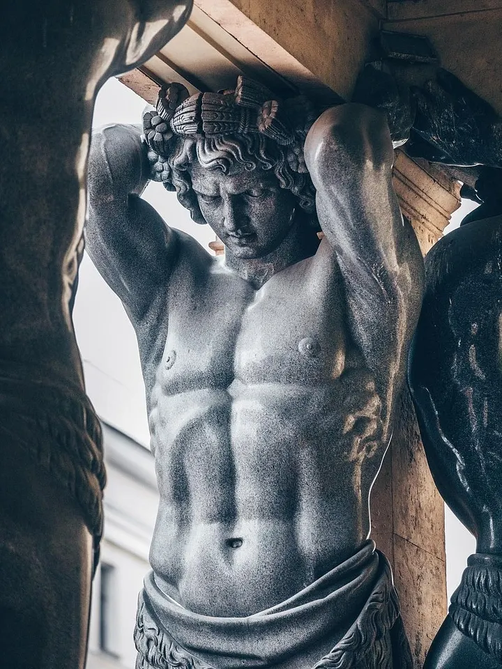 Голова атланта в венке из колосьев.