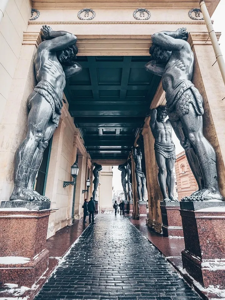 10 атлантов у здания Нового Эрмитажа.