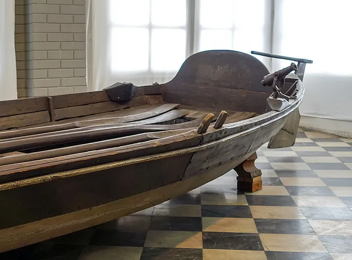 Канонерская лодка с пушкой.