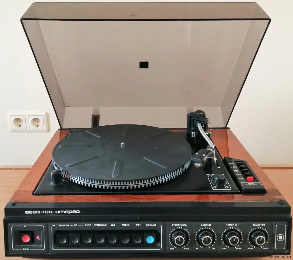 Проигрыватель грампластинок «Вега-108».